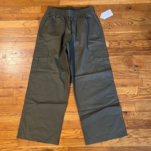 Super cute wide leg cargo pant dress up or dress down! 😊